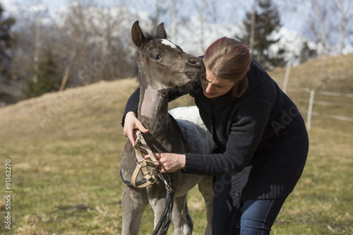 Junge Frau Mit Hohlen
