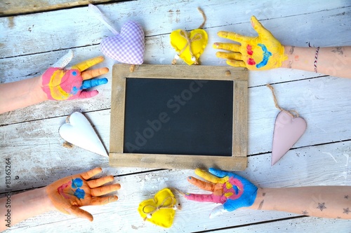 bunte Kinderhände mit Tafel