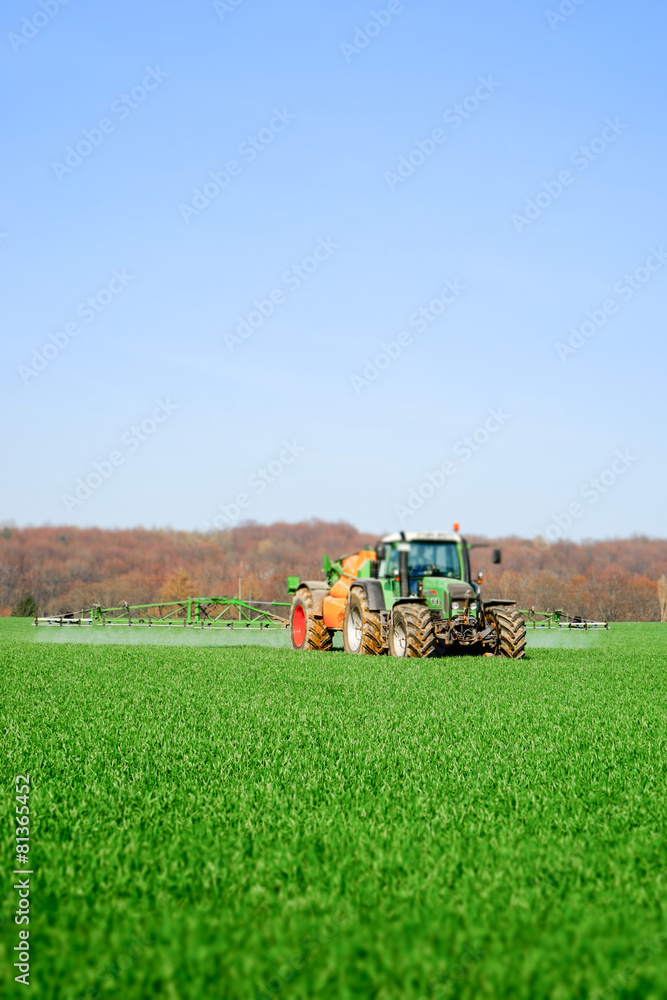 Naklejka premium Ackerbau - Pflanzenschutz, Traktor mit Feldspritze