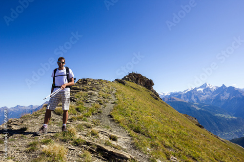 Ragazzo fa trekking in cima alla montagna © MarcoMonticone