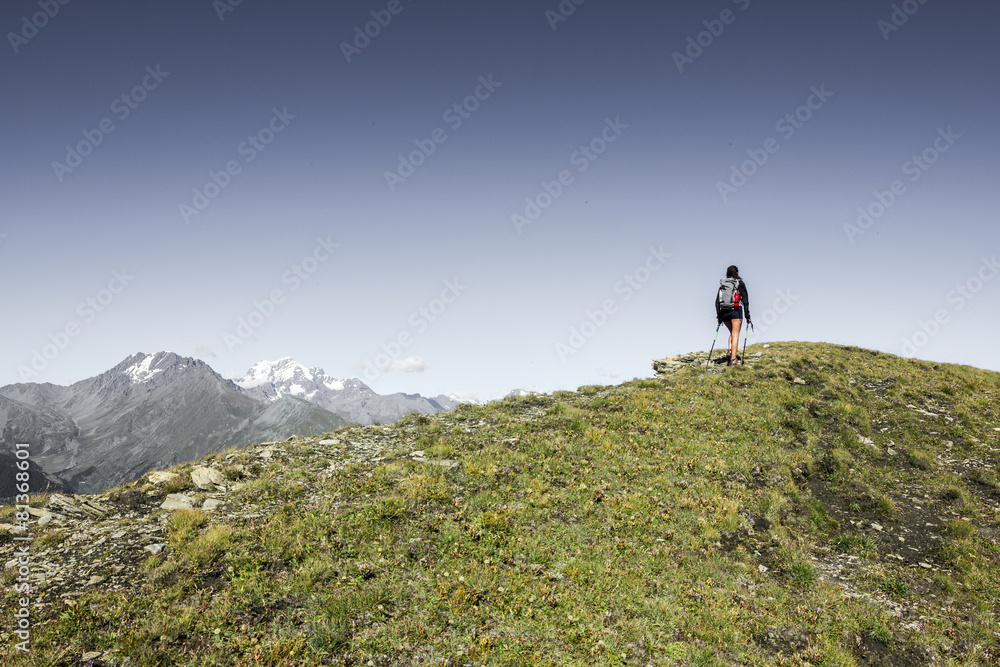 Fototapeta premium Ragazza escursionista in montagna