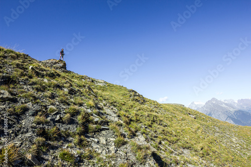 Ragazza sul promontorio di una montagna