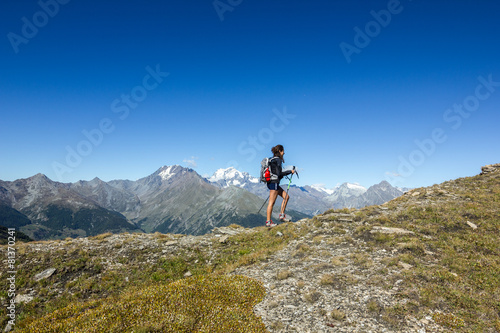 Donna cammina in montagna