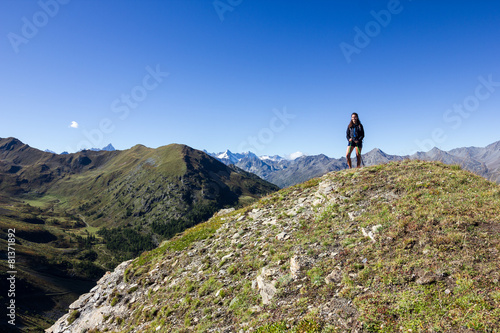 Ragazza solitaria in montagna © MarcoMonticone