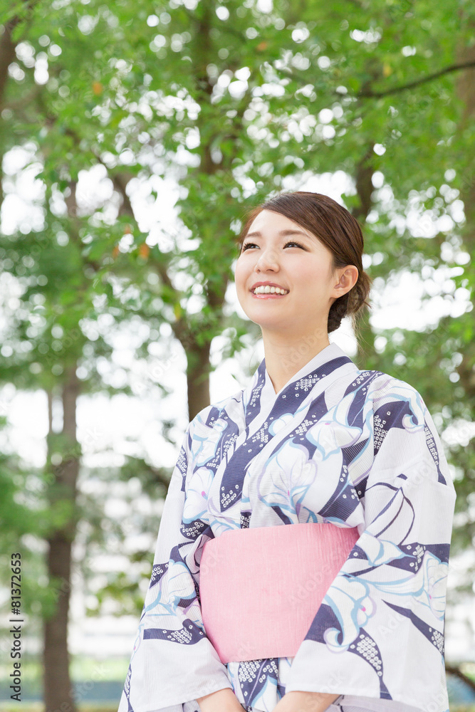 浴衣を着た女性 浴衣を着た女性