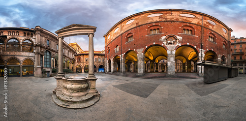 Obraz na płótnie Panorama of Palazzo della Ragione and Piazza dei Mercanti in the w salonie