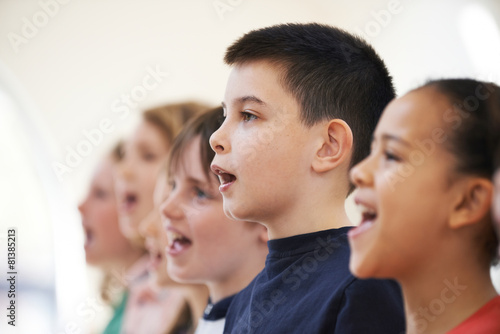 Valokuva Group Of School Children Singing In Choir Together