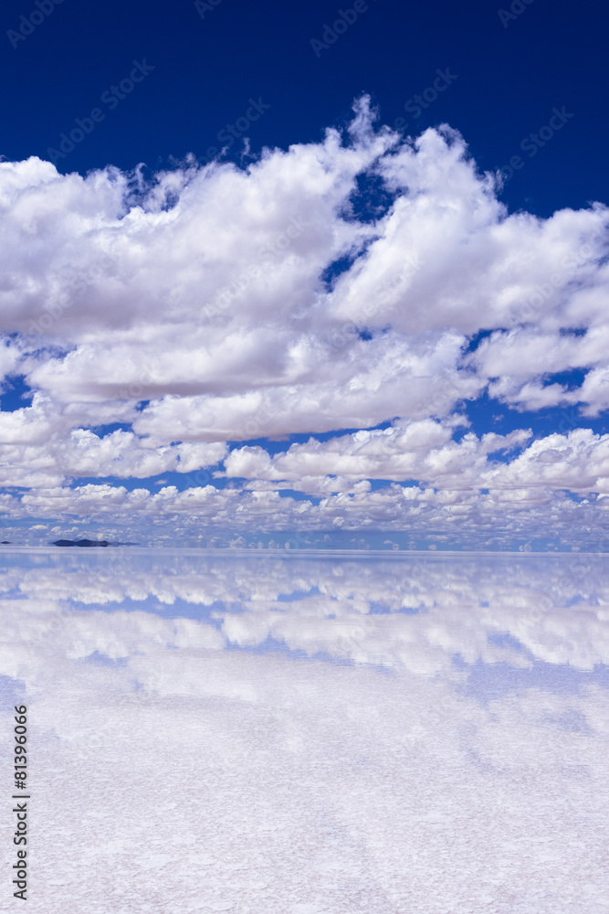 Fototapeta premium ミラーレイク・ウユニ塩湖の絶景