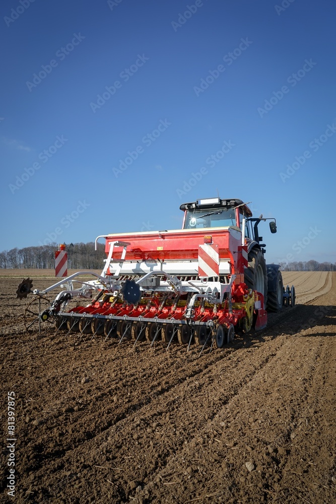 Naklejka premium Ackerbau, Schlepper mit Drillmaschine von hinten