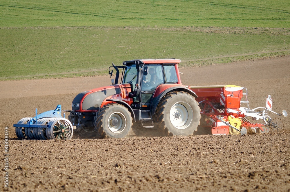 Obraz premium Ackerbau, Landwirt bei der Getreideaussaat im Frühjahr