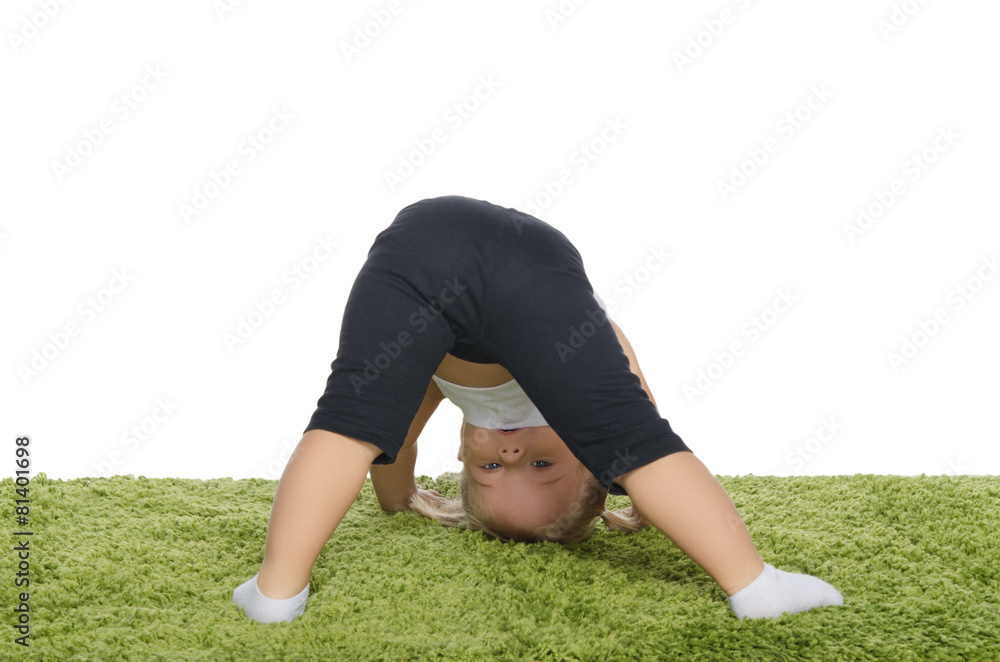 Fototapeta premium little girl makes the slopes on carpet