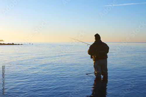 Angler steht im Meer © Luckyboost
