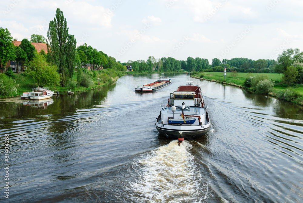 Naklejka premium Frachtschiffe auf der Weser bei Nienburg