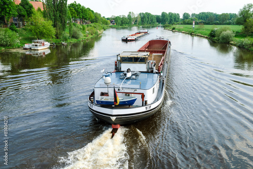 Frachtschiffe auf der Weser bei Nienburg