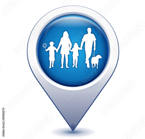 famille sur marqueur géolocalisation bleu