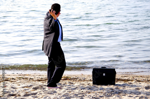 Geschäftsmann wirft Handy ins Wasser