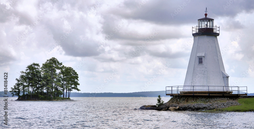 Fototapeta premium Island Light / Lighthouse on Lake Martin in Alabama