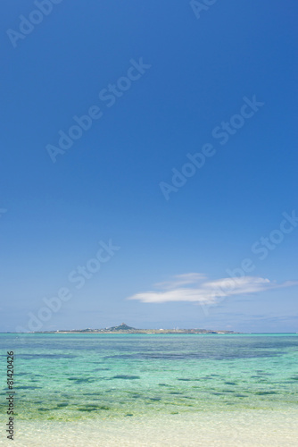 Fototapeta Naklejka Na Ścianę i Meble -  沖縄のビーチ・備瀬の浜・伊江島を望む