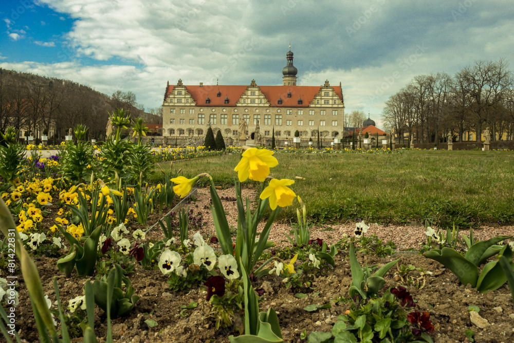 Schloss Weikersheim mit Frühjahrsblumen