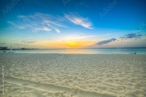 isole caraibiche di polinesia con palme e tramonto