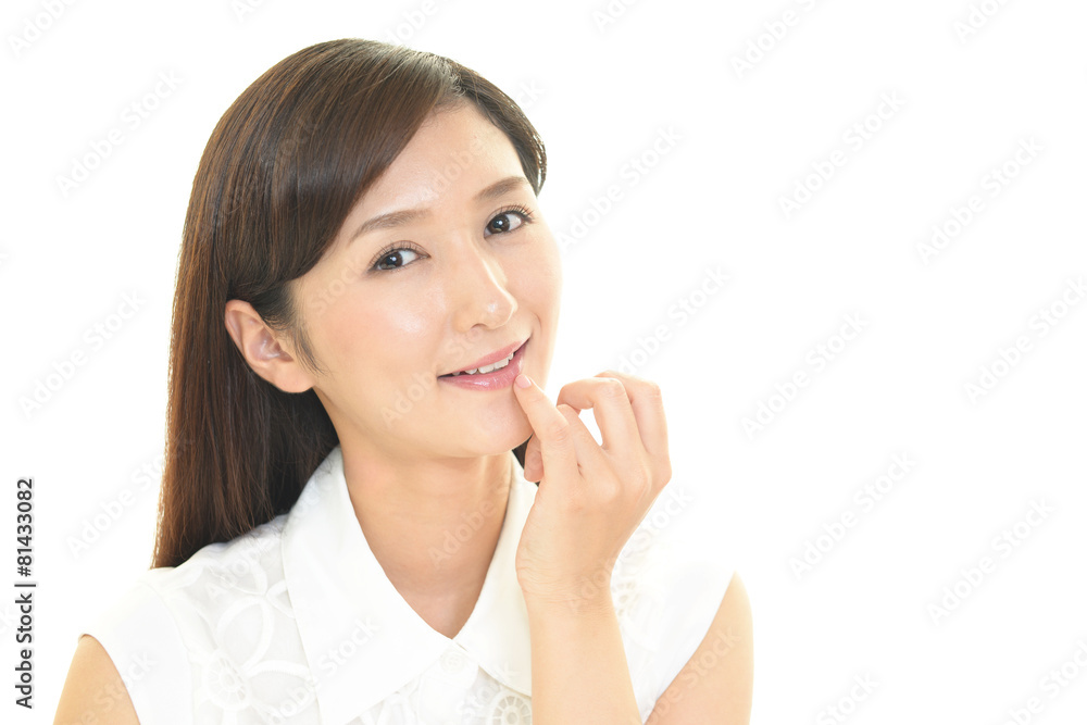 リップケアをする女性 リップケアをする女性