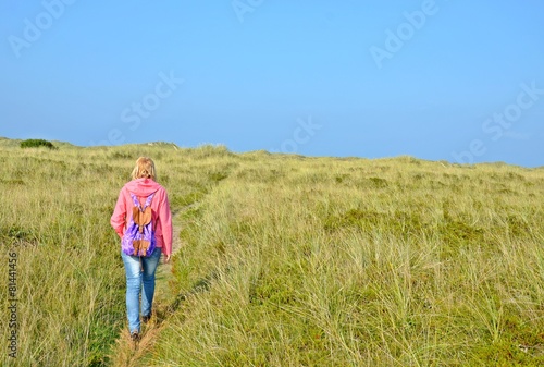 Frau spaziert in den Dünen © pia-pictures