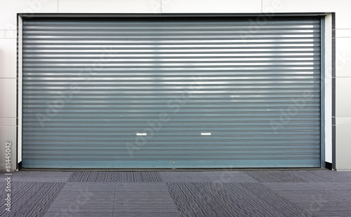Cuadro en lienzo Corrugated metal sheet slide door