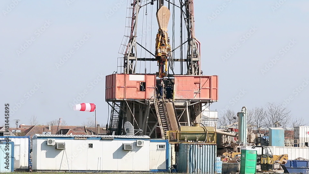 land oil drilling rig with workers