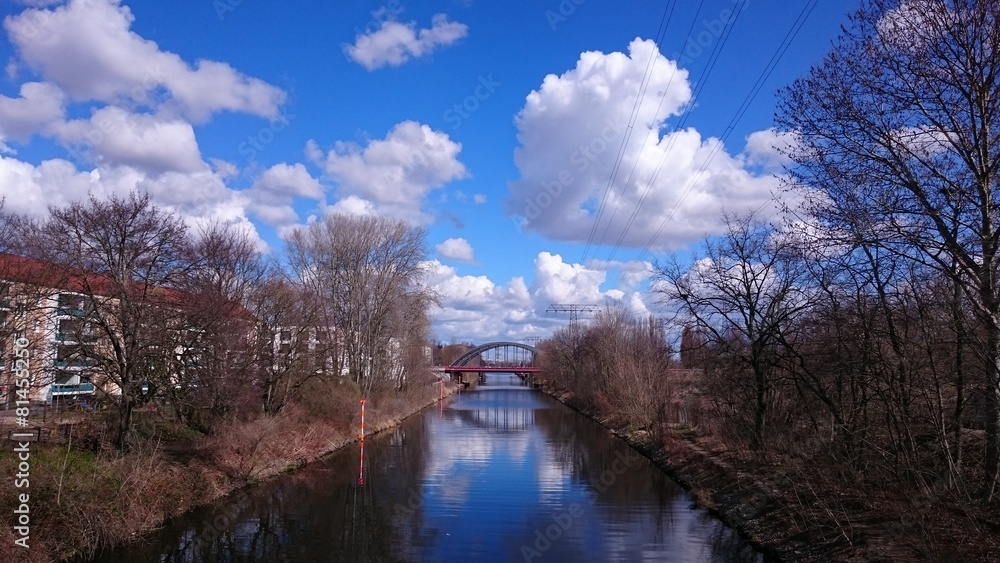 Blick von einer Brücke auf den Spreekanal in Berlin Blick von einer Brücke auf den Spreekanal in Berlin