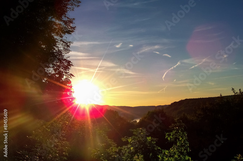 Sonnenaufgang im Flusstal