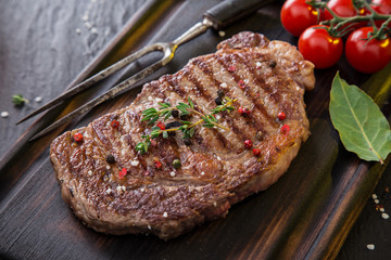 Fototapete Steakhouse Rumpsteak vom Rind auf Steinplatte  © Lukas Gojda