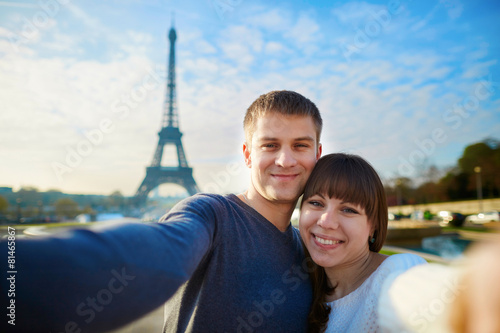 Canvas Print Happy couple of tourists taking selfie in Paris