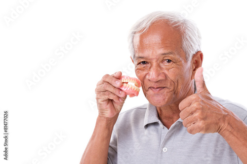 Photo senior man with denture, giving thumb up