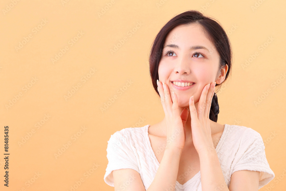 スキンケアする若い女性