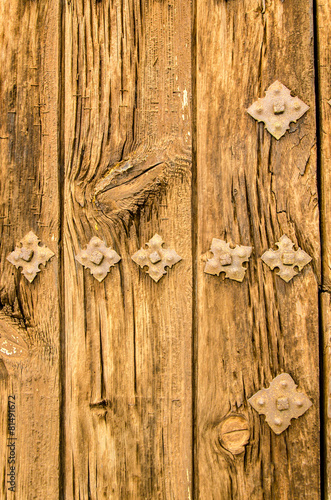 Braune Holzwand mit Maserung und Nägel