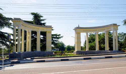 Colonnade at the entrance to the Nikitsky Botanical Gardens. Cri photo