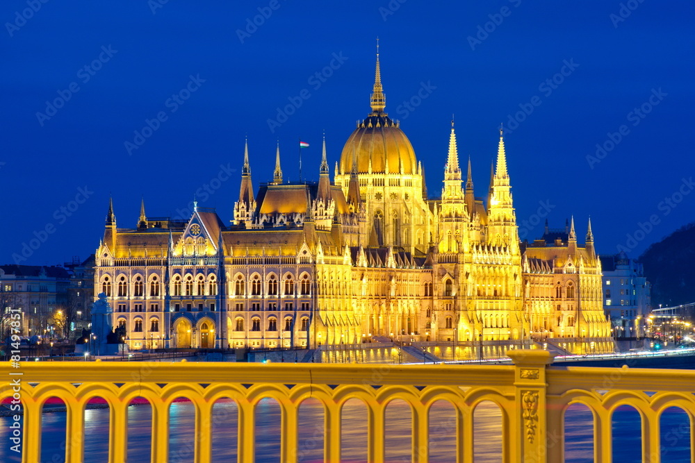 Fototapeta premium Parliament of Hungary in Budapest at night