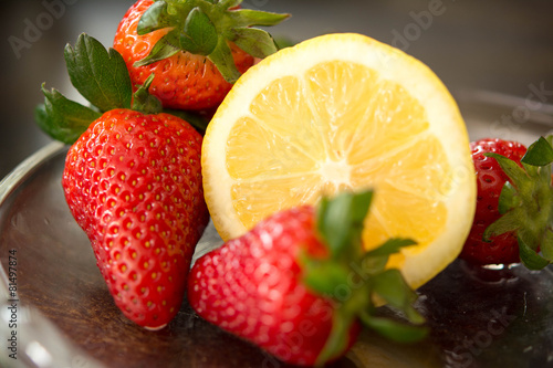 Erdbeeren   Zitronen  f  r eine gesunde Ern  hrung