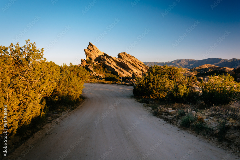 Naklejka premium Dirt road and evening light on rocks at Vasquez Rocks County Par
