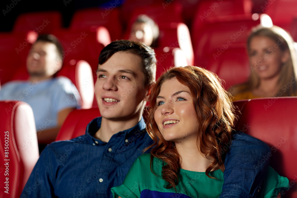 Obraz premium happy friends watching movie in theater