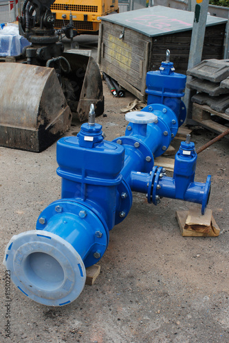 Wallpaper Mural changing broken water-pipe Torontodigital.ca