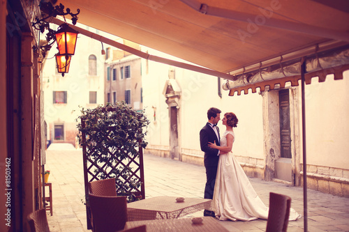 Wallpaper Mural Bride and groom in the city Torontodigital.ca