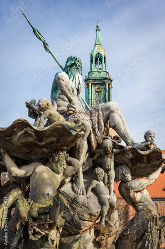 Fotografie Neptunbrunnen mit Marienkirche auf dem Alexanderplatz, Berlin