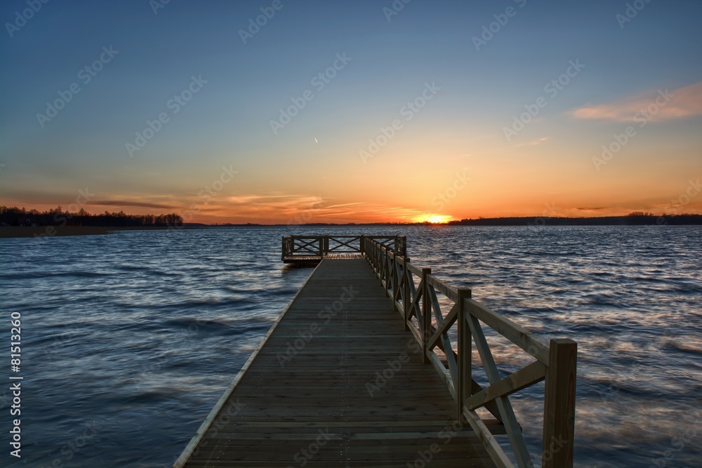 Fototapeta premium Zachód słońca nad jeziorem