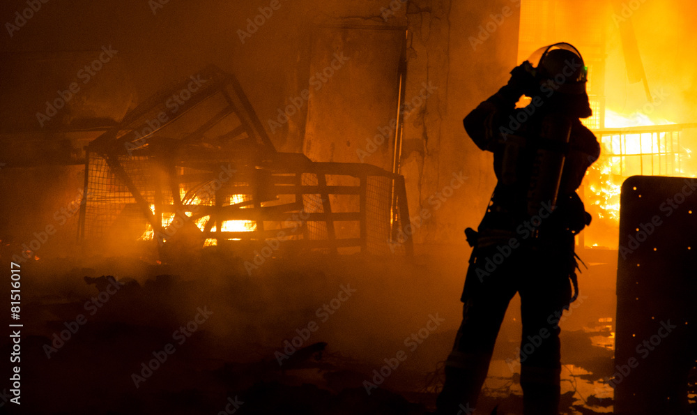 Feuerwehrmann im Einsatz Feuerwehrmann im Einsatz