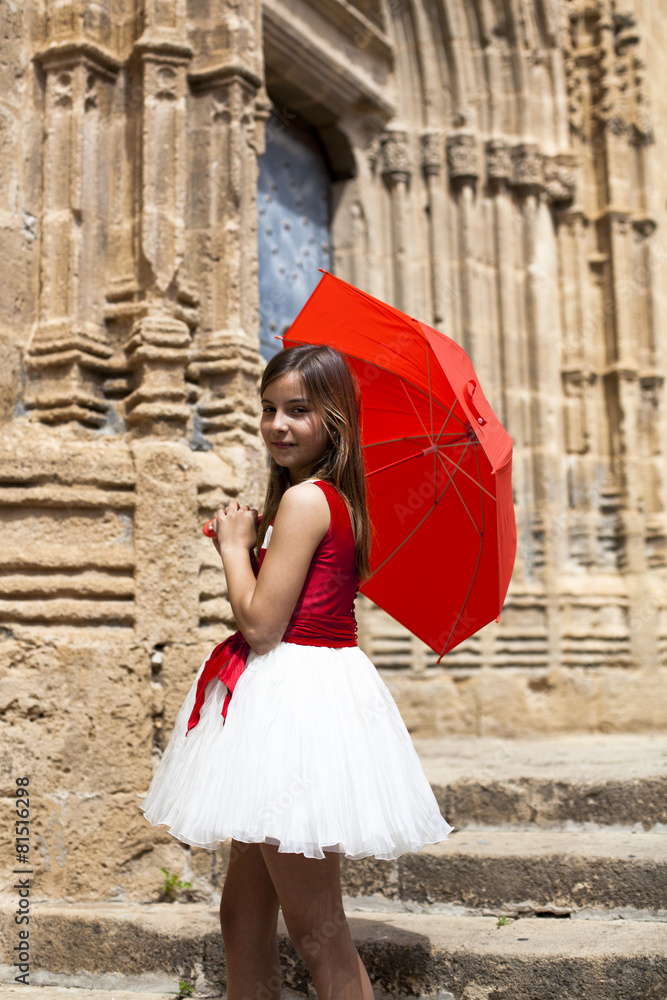 Niña con vestido blanco y rojo y paraguas rojo foto de Stock | Adobe Stock