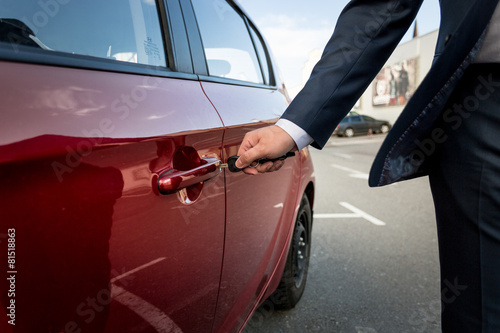 Closeup of businessman pulling car door handle © Кирилл Рыжов