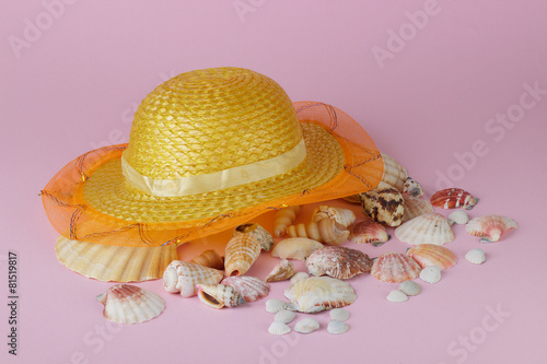 Słomkowy kapelusz przeciwsłoneczny i muszle