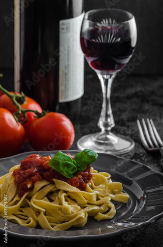 Semolina pasta with spicy tomato salsa, garlic and basil