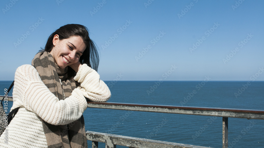 Ragazza con vista mare